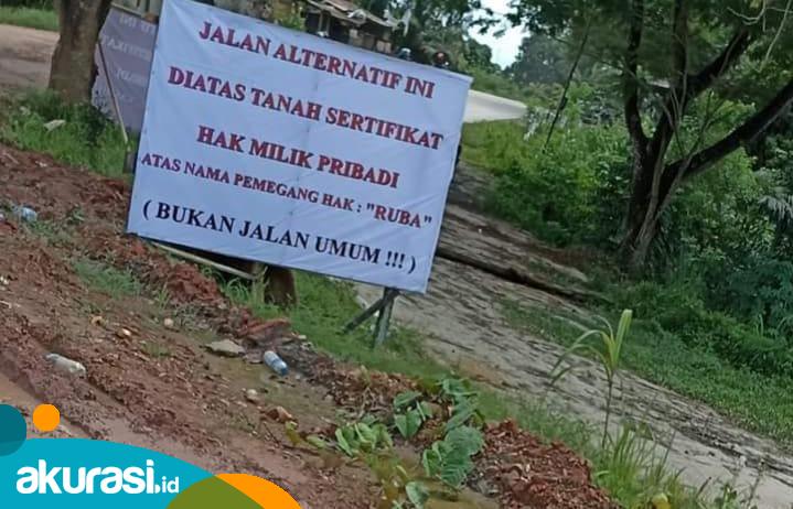 Pemilik jalan memasang pengumuman kepemilikan jalan alternatif di Desa Karang Tunggal, Kecamatan Tenggarong Seberang dan melarang warga melintas. (Istimewa)