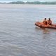 Unit SAR Samarinda yang mencoba mencari keberadaan Mursalin di empang atau bendungan tempatnya hilang. (Istimewa)