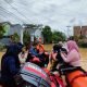 Unit Siaga SAR Samarinda bergerak cepat mengevakuasi warga Balikpapan yang terjebak banjir. (Istimewa)
