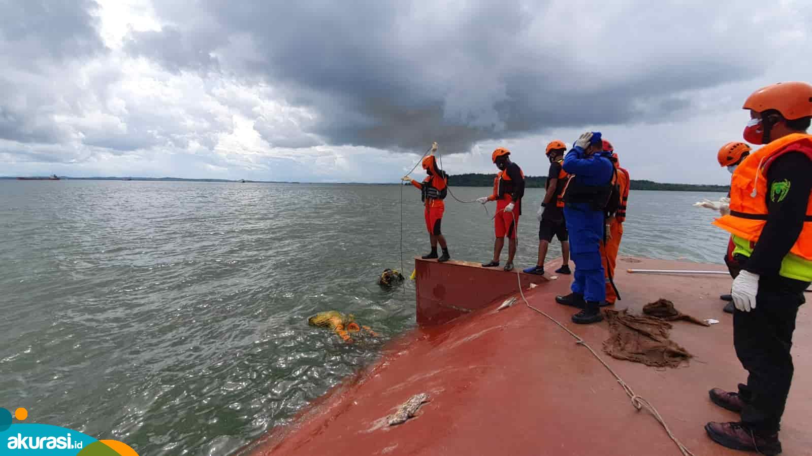 Proses evakuasi korban kecelakaan kapal Cumawis 110 oleh tim SAR gabungan. (Istimewa)