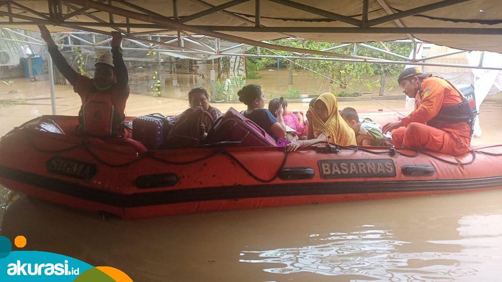 Tim SAR gabungan saat mengevakuasi warga yang terjebak banjir. (Istimewa)