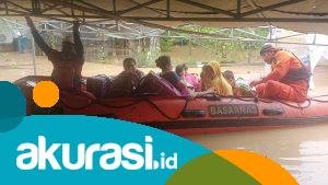 Tim SAR gabungan saat mengevakuasi warga yang terjebak banjir. (Istimewa)