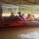 Tim SAR gabungan saat mengevakuasi warga yang terjebak banjir. (Istimewa)