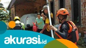 Tim SAR gabungan saat mengevakuasi warga di Sangatta. (Dok. Basarnas)