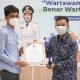 Ketua PWI Kaltim Endro S Efendi (kanan) menyerahkan penghargaan kepada PWI Bontang, yang diterima sang Ketua, Suriadi Said. (PWI Bontang)