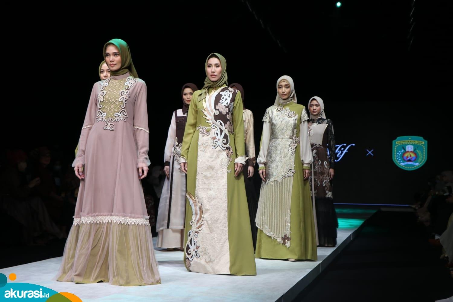 Kolaborasi dengan Pemkab Kutim, 12 Koleksi Batik Daerah Tampil di IFW Jakarta