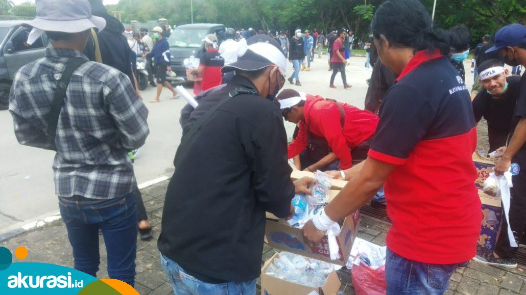 MBM Aksi Damai, Punguti Sampah di Akhir Demo