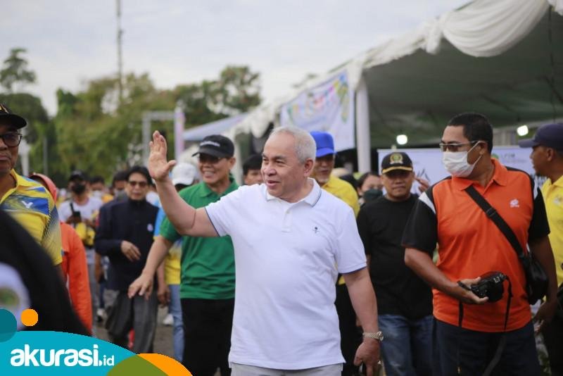 Ikuti Jalan Sehat Dies Natalies Unmul, Isran Ingin Unmul Siapkan SDM Unggul Menyambut IKN Nusantara