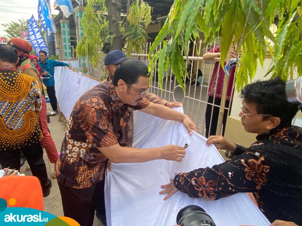 Kaltim Cetak Rekor di Hari Batik Nasional: Sukses Membatik Kain Sepanjang 54 Meter