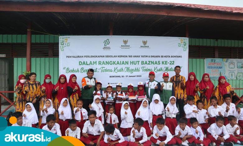 Penyerahan perlengkapan sekolah kepada siswa-siswi yatim piatu di pulau pesisir Bontang. (ist)