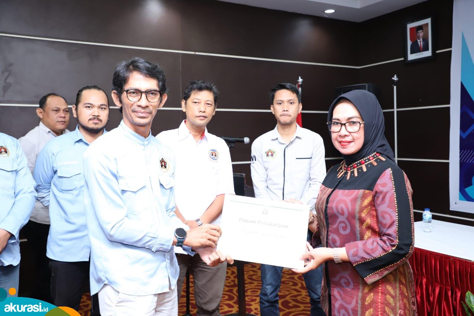 Suriadi Said (kiri) kembali terpilih secara aklamasi sebagai Ketua Persatuan Wartawan Indonesia (PWI) Bontang masa bakti 2023-2026. (ist)