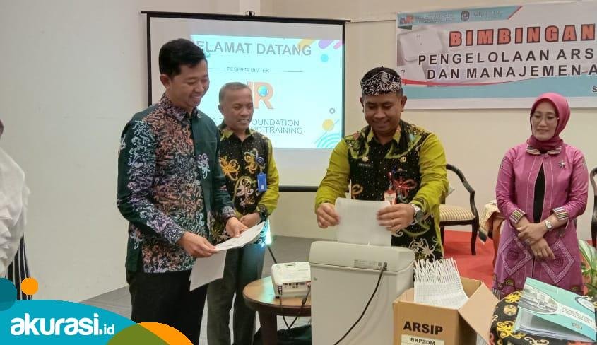 Kepala BKPSDM Sudi Priyanto saat melakukan penyusutan arsip. (ist)
