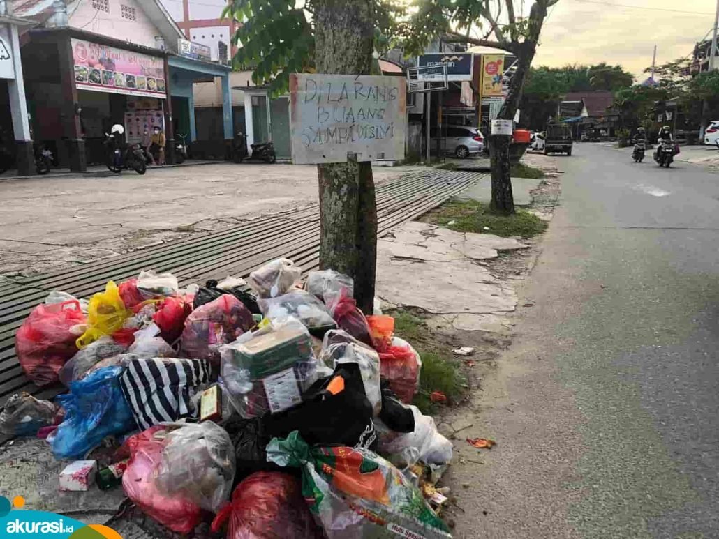 Masyarakat buang sampah sembarangan setelah tong sampah ditiadakan. Keberadaan tong sampah itu dianggap rusak estetika kota. (Dok. Akurasi.id)