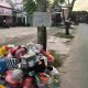 Masyarakat buang sampah sembarangan setelah tong sampah ditiadakan. Keberadaan tong sampah itu dianggap rusak estetika kota. (Dok. Akurasi.id)