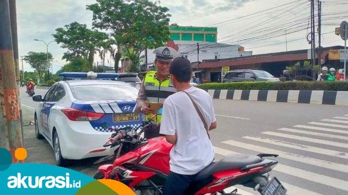 Personel Polres Bontang melayangkan teguran kepada pengendara. (Dok. Polres Bontang)