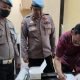 Petugas Polres Bontang melakukan tes urine kepada anggota Polsek. (Dok. Polres Bontang)