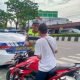Personel Polres Bontang memberi imbauan kepada pengendara di Operasi Keselamatan Mahakam 2023. (Dok. Polres Bontang)