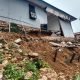 Salah satu rumah warga di Kelurahan Loktuan hampir rata akibat longsor. (Dok. Ist)