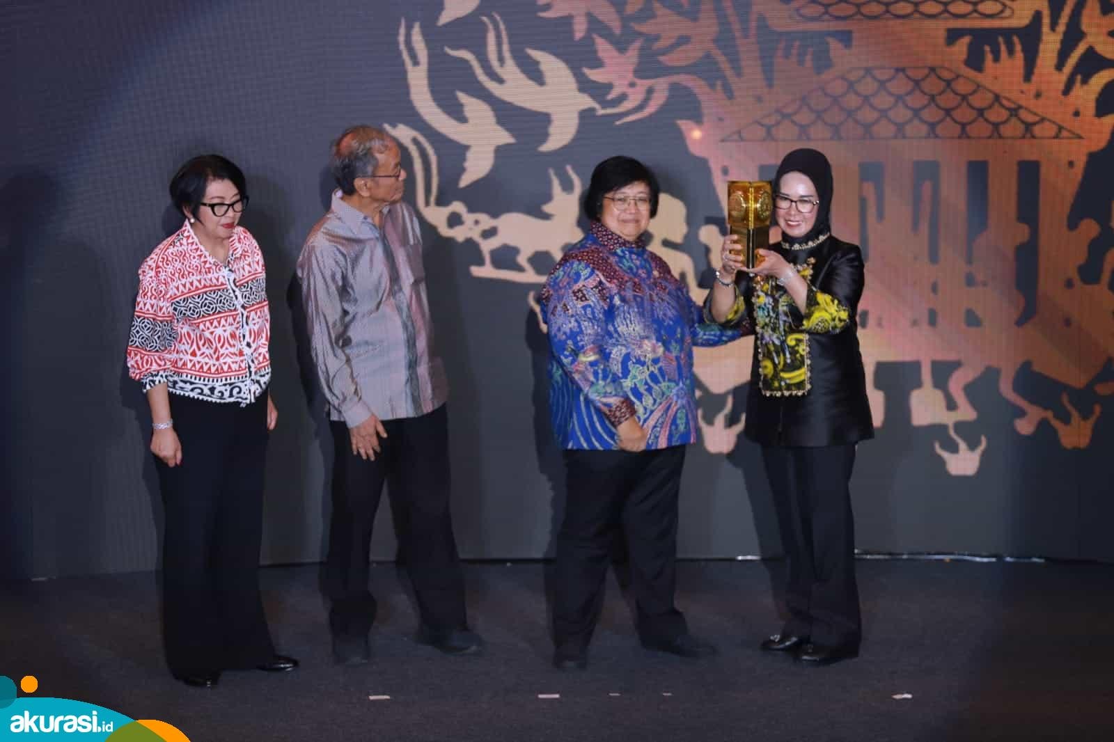 Wakil Wali Kota Bontang Najirah menerima piala penghargaan Adipura Kencana. (Sastro/Prokopim Bontang)