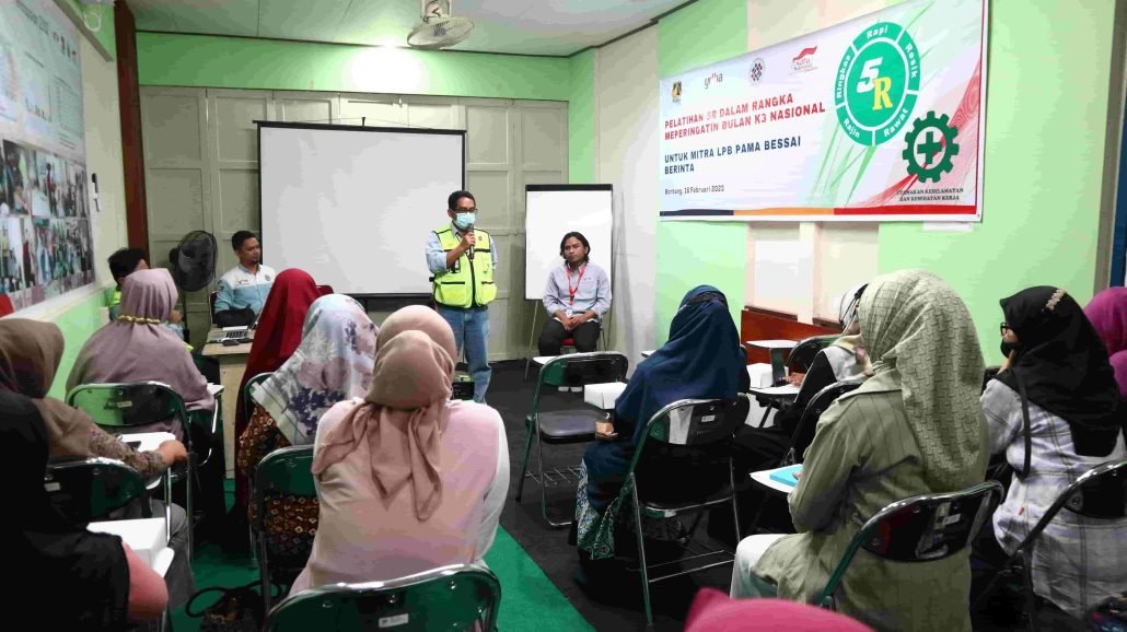Melihat Cara PT Pamapersada Peringati Bulan K3: Gelar Pelatihan 5R Bagi UKM hingga Bazar Murah untuk Masyarakat
