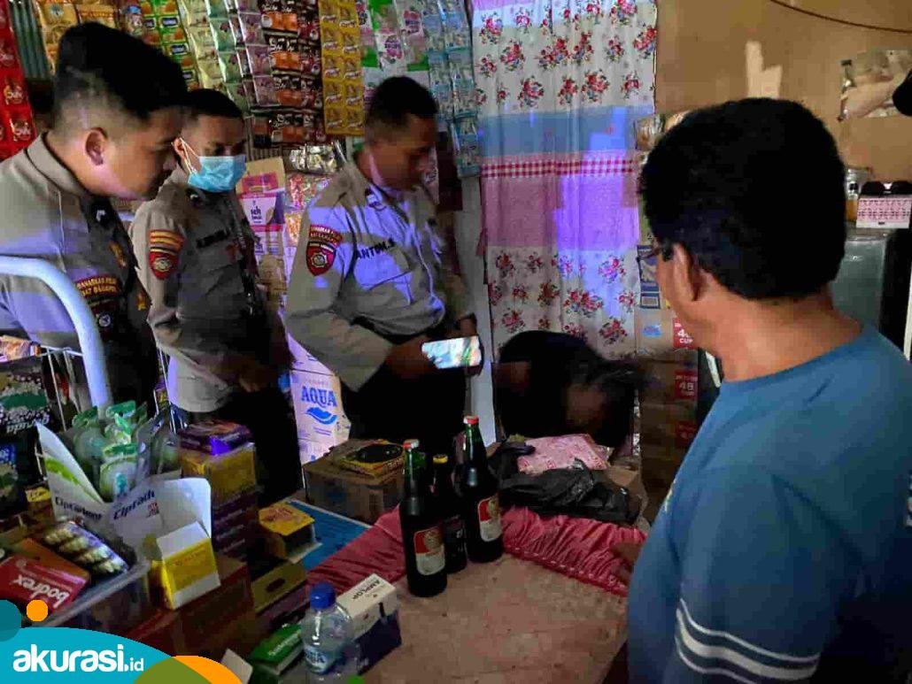 Polres Bontang saat melakukan razia miras di warung kelontongan. (Dok. Polres Bontang)