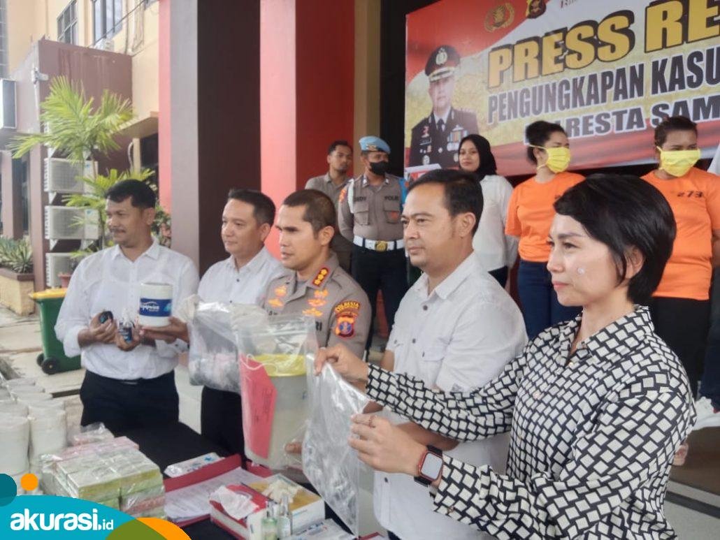 Kombes Polisi Ary Fadli bersama dengan Kepala Satuan Reserse Narkoba Komisaris Polisi Ricky Ricardo Sibarani dan jajaran memperlihatkan barang bukti. (Muhammad Zulkifli/akurasi.id)