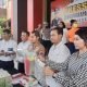 Kombes Polisi Ary Fadli bersama dengan Kepala Satuan Reserse Narkoba Komisaris Polisi Ricky Ricardo Sibarani dan jajaran memperlihatkan barang bukti. (Muhammad Zulkifli/akurasi.id)