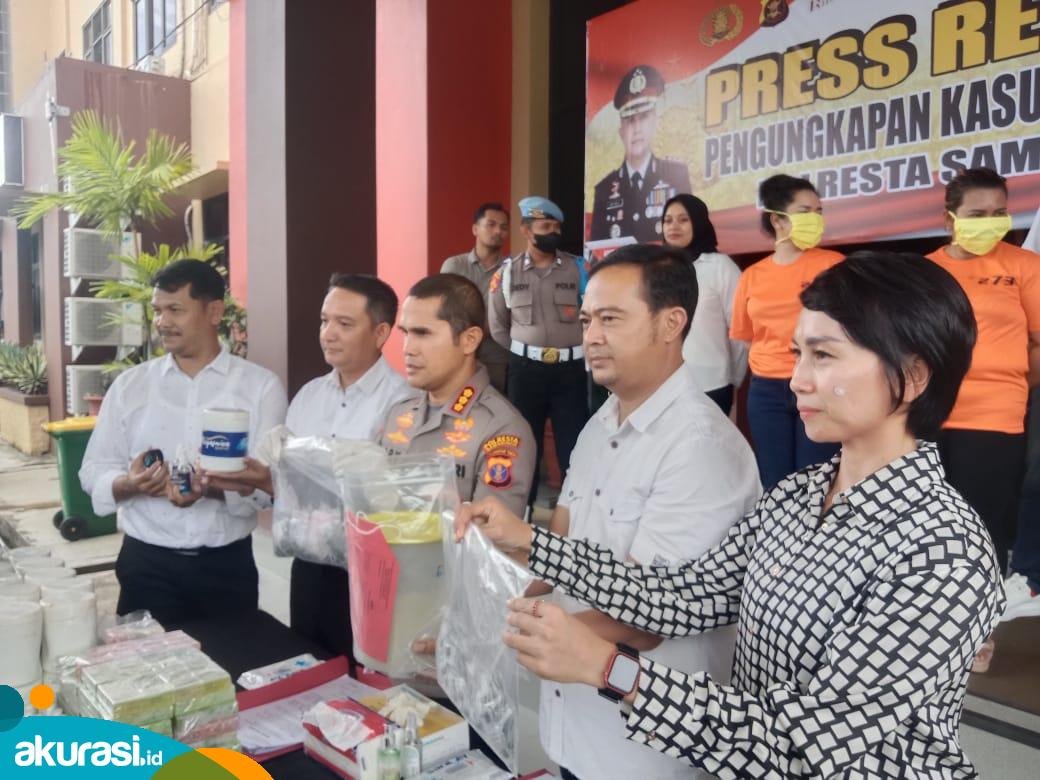 Kombes Polisi Ary Fadli bersama dengan Kepala Satuan Reserse Narkoba Komisaris Polisi Ricky Ricardo Sibarani dan jajaran memperlihatkan barang bukti. (Muhammad Zulkifli/akurasi.id)