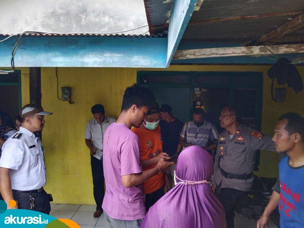Warga dan tetangga mengerumuni rumah kontrakan di Kelurahan Gunung Telihan karena adanya penemuan mayat. (Fajri/Akurasi.id)