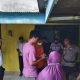 Warga dan tetangga mengerumuni rumah kontrakan di Kelurahan Gunung Telihan karena adanya penemuan mayat. (Fajri/Akurasi.id)