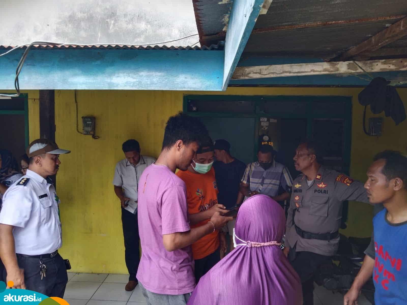 Warga dan tetangga mengerumuni rumah kontrakan di Kelurahan Gunung Telihan karena adanya penemuan mayat. (Fajri/Akurasi.id)