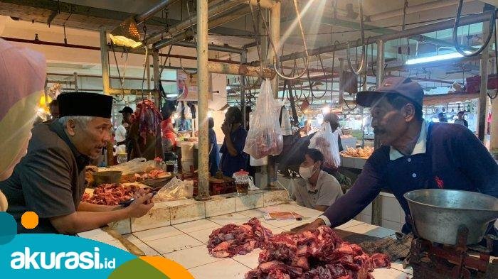 Pemkot Bontang saat melakukan monitoring di pasar Tamrin Bontang. (Fajri/Akurasi.id)