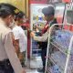 Petugas kepolisian saat melakukan operasi di warung yang jual miras di bulan Ramadan. (Dok. Polres Bontang)