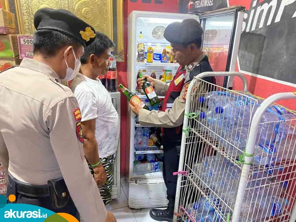 Petugas kepolisian saat melakukan operasi di warung yang jual miras di bulan Ramadan. (Dok. Polres Bontang)