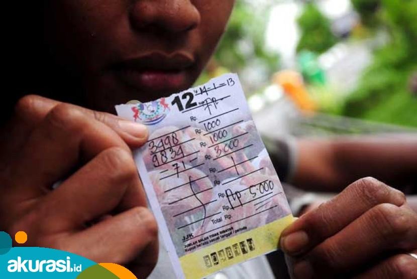 Nekat Jual Togel Saat Ramadan, Pria Paruh Baya Dijemput Polisi