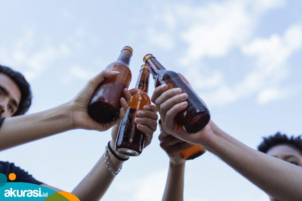 Ilustrasi pemuda asyik pesta miras oplosan.