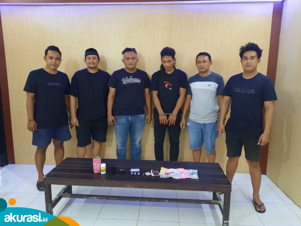 Pelaku (tiga dari kanan) saat diamankan polisi. (Dok. Polres Bontang)
