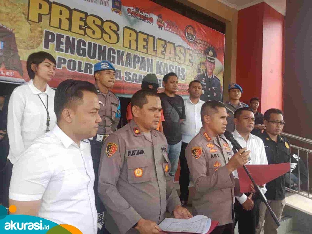 Kapolresta Samarinda Kombes Pol Ary Fadli di Samarinda dan bukti-bukti pembunuhan. (Muhammad Zulkifli/akurasi.id)