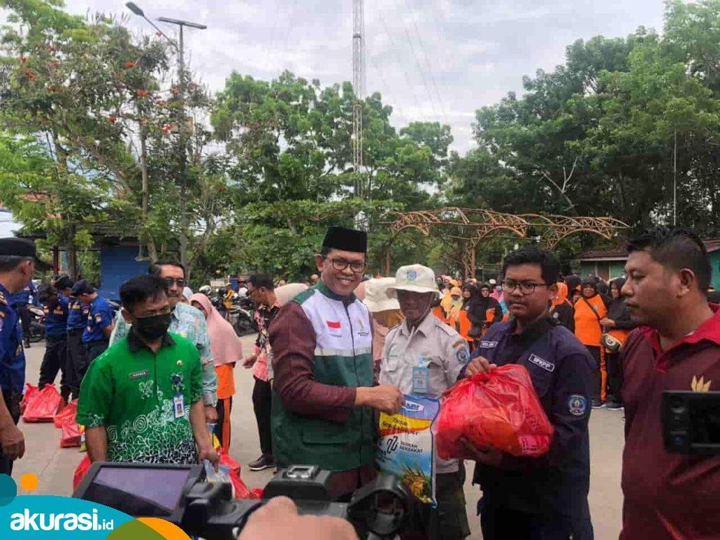 Ketua Baznas Bontang, Kuba Siga saat menyerahkan paket sembako secara simbolis. (Fajri/Akurasi.id)