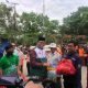 Ketua Baznas Bontang, Kuba Siga saat menyerahkan paket sembako secara simbolis. (Fajri/Akurasi.id)