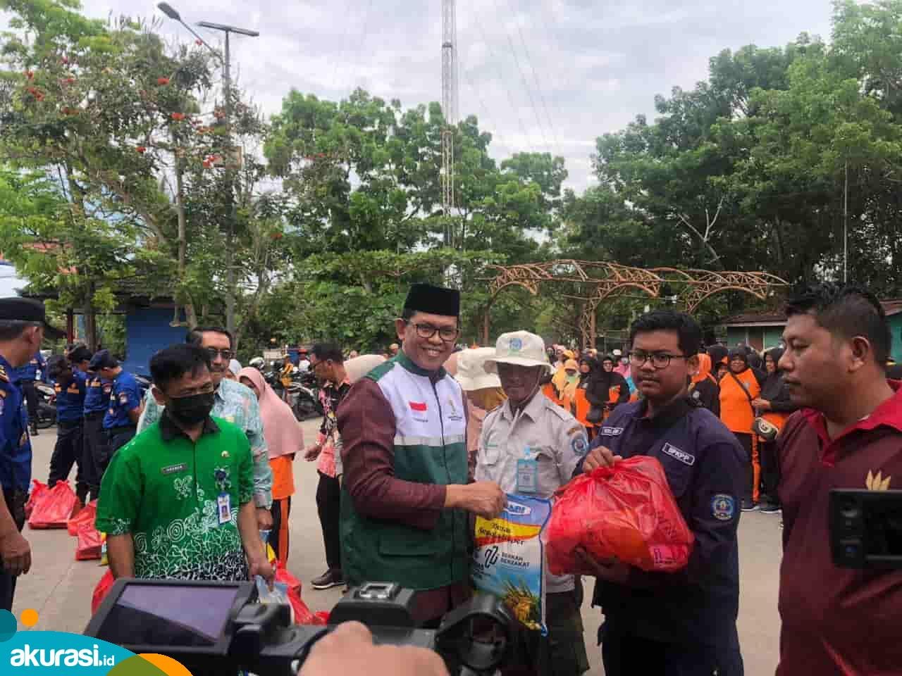 Ketua Baznas Bontang, Kuba Siga saat menyerahkan paket sembako secara simbolis. (Fajri/Akurasi.id)