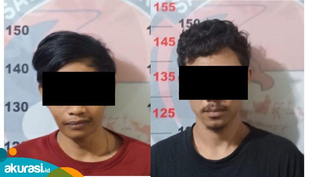 Kedua pelaku yang ketahuan beli sabu diamankan di Polres Bontang. (Dok. Polres Bontang)