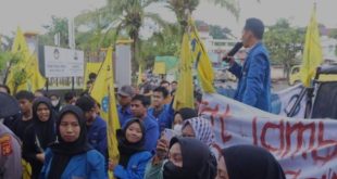 Massa Aksi menuntut agar pemerintah daerah mengusut tuntas kasus tambang ilegal. (ist)