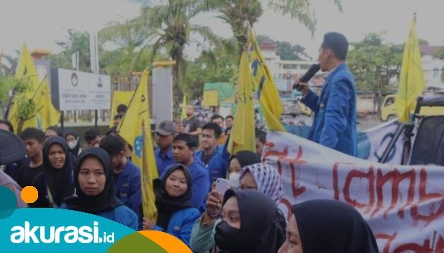 Massa Aksi menuntut agar pemerintah daerah mengusut tuntas kasus tambang ilegal. (ist)