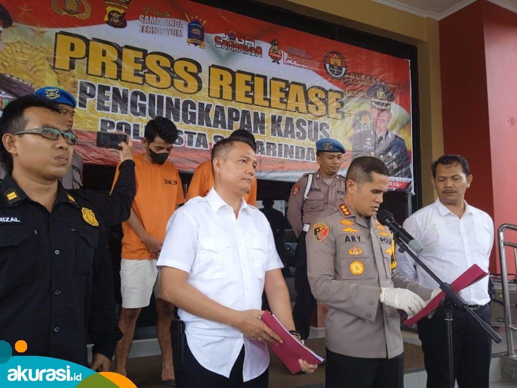 Kapolresta Samarinda Kombes Pol Ary Fadli dan dua kurir narkoba di Samarinda. (Muhammad Zulkifli/akurasi.id)