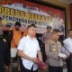Kapolresta Samarinda Kombes Pol Ary Fadli dan dua kurir narkoba di Samarinda. (Muhammad Zulkifli/akurasi.id)
