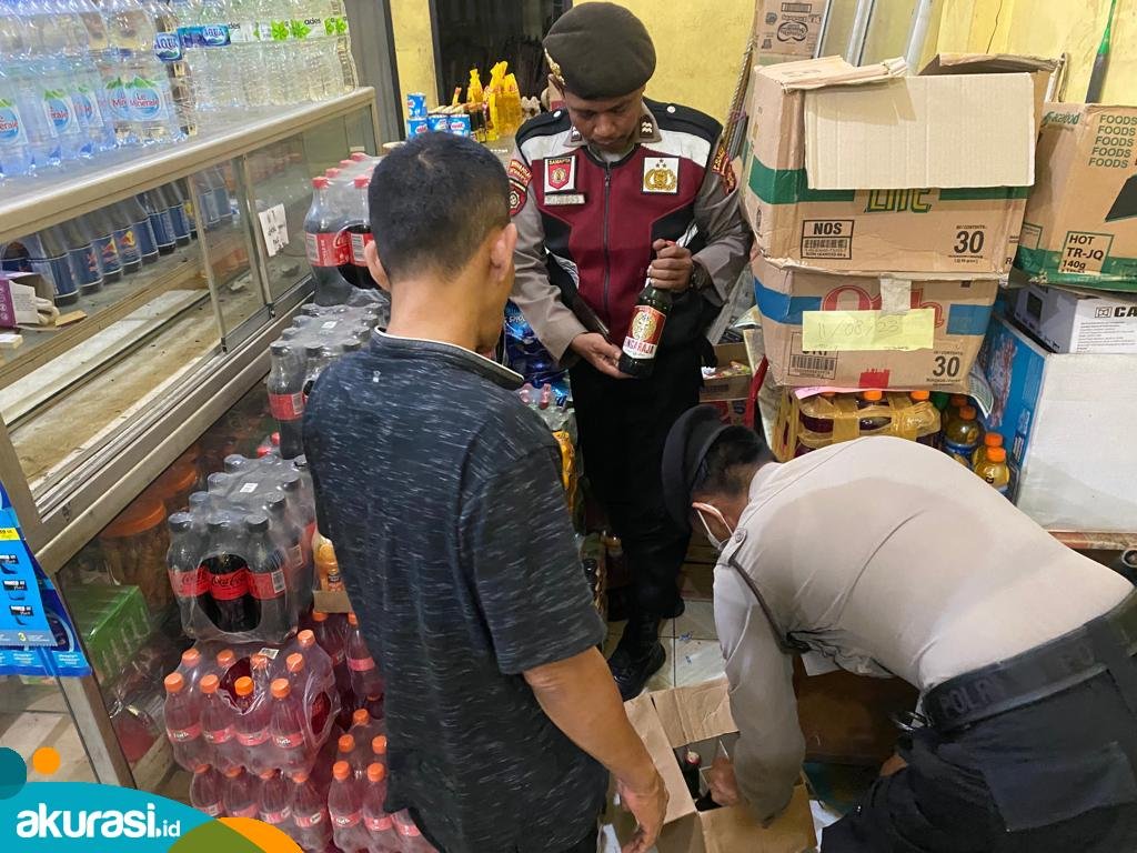 Anggota Polres Bontang saat melakukan patroli Operasi Pekat di warung. (Dok. Polres Bontang)