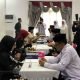 Wakil Walikota Najirah, saat membayarkan zakat. Dan diterima langsung Ketua Baznas Bontang, H Kuba Siga. (Fajri/Akurasi.id)