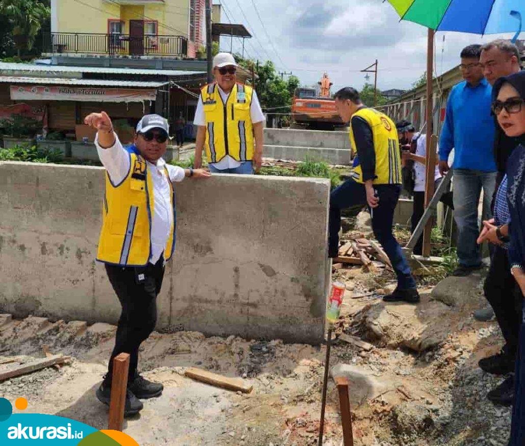 Anggota Komisi V DPR RI Irwan Fecho, bersama BBPJN Kaltim, Wakil Wali Kota Bontang, anggota DPRD Kota Bontang, saat melakukan kunjungan ke Kota Taman. (ist)