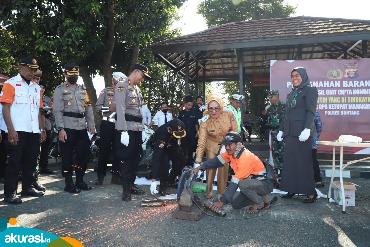 Aparat yang melakukan penghancuran knalpot bising. (Nurhadi/Prokompim Bontang)